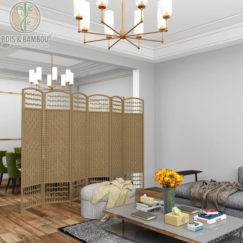 Paravent en Bambou, Peuplier et Corde de Papier, une cloison de séparation élégante à six panneaux tressés dans des tons naturels. L'image illustre son utilisation dans un intérieur moderne et lumineux, structurant l'espace entre un salon décoré avec goût et une salle à manger adjacente.