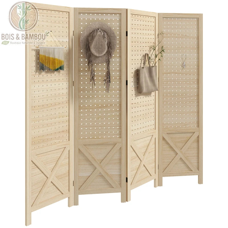 Paravent en Bois Rustique, une cloison de séparation pliante à quatre panneaux en bois clair. La partie supérieure de chaque panneau présente un design fonctionnel en panneau perforé, permettant d'accrocher des accessoires comme des chapeaux ou des sacs, tandis que la base est consolidée par des renforts en forme de croix pour un style champêtre et pratique.