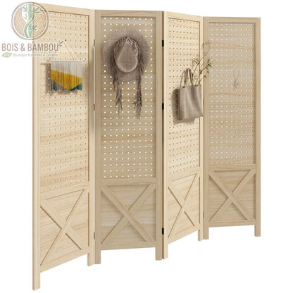 Paravent en Bois Rustique, une cloison de séparation pliante à quatre panneaux en bois clair. La partie supérieure de chaque panneau présente un design fonctionnel en panneau perforé, permettant d'accrocher des accessoires comme des chapeaux ou des sacs, tandis que la base est consolidée par des renforts en forme de croix pour un style champêtre et pratique.