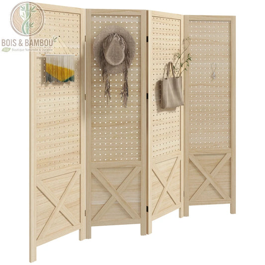 Paravent en Bois Rustique, une cloison de séparation pliante à quatre panneaux en bois clair. La partie supérieure de chaque panneau présente un design fonctionnel en panneau perforé, permettant d'accrocher des accessoires comme des chapeaux ou des sacs, tandis que la base est consolidée par des renforts en forme de croix pour un style champêtre et pratique.