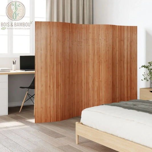 Paravent intérieur composé de quatre panneaux en bambou naturel tressé, offrant une séparation de pièce à la fois légère et élégante. Son design minimaliste aux tons beige clair s'intègre parfaitement dans une décoration zen ou bohème, permettant de structurer l'espace sans occulter la lumière.
