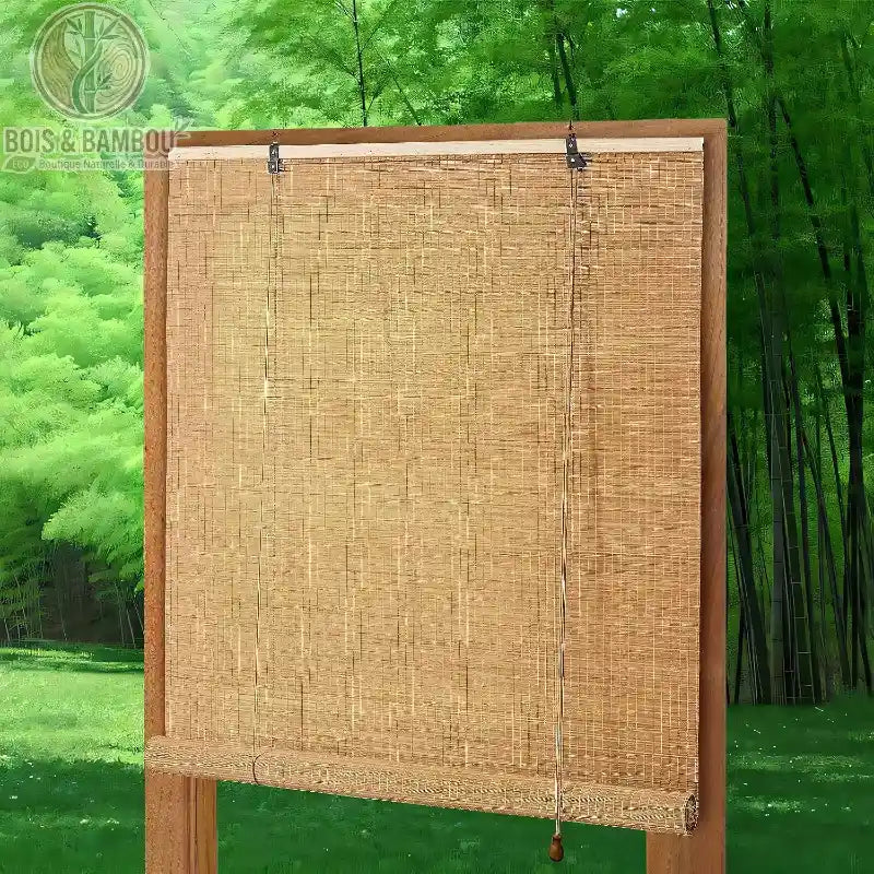 Pare-soleil romain en bambou naturel au tissage dense et régulier. Sa structure souple s'enroule facilement pour tamiser la lumière extérieure.