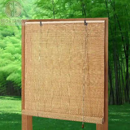 Pare-soleil romain en bambou naturel au tissage dense et régulier. Sa structure souple s'enroule facilement pour tamiser la lumière extérieure.