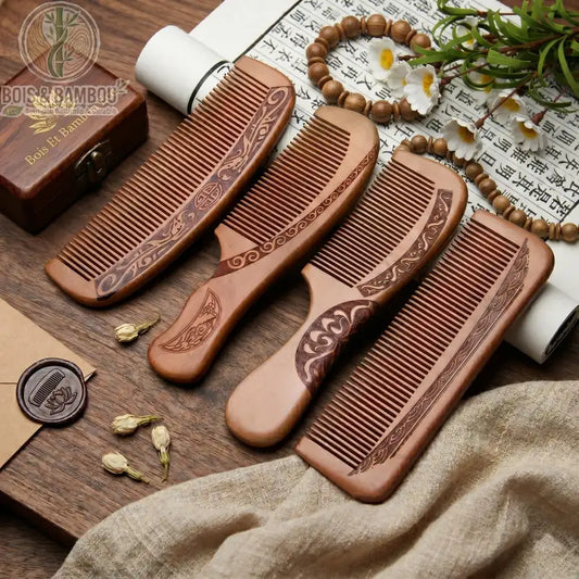 Peigne en Bois de Pêche de Luxe. Quatre modèles sculptés sur table en bois avec rouleau calligraphie, perles, fleurs blanches, tissus, cachet de cire. Accessoire beauté haut de gamme.