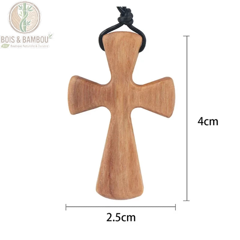 pendentif croix pattée bois d'olivier sculpté dimensions 2,5 x 4 cm cordon noir fond blanc