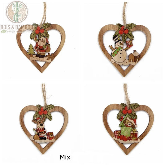 Quatre pendentifs cœur en bois coloré Père Noël, bonhomme de neige, renne et ours sur fond blanc