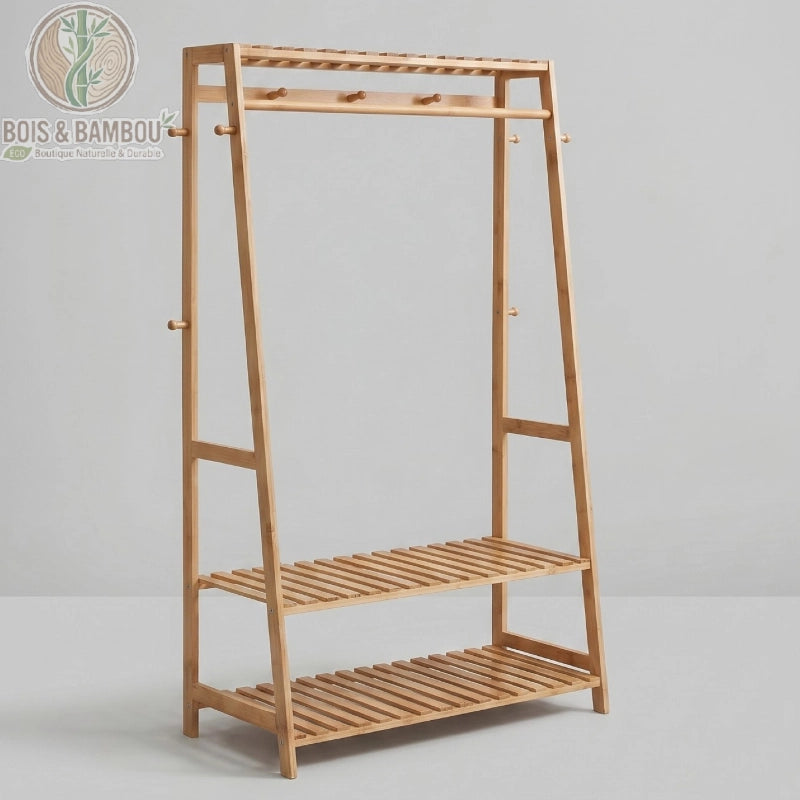 Penderie Bambou Naturel avec etageres et Crochets descriptif 1. Structure vide en bambou clair présentant une tringle supérieure, des crochets latéraux et deux étagères à lattes sur fond gris.