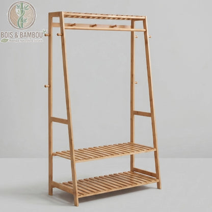 Penderie Bambou Naturel avec etageres et Crochets descriptif 1. Structure vide en bambou clair présentant une tringle supérieure, des crochets latéraux et deux étagères à lattes sur fond gris.
