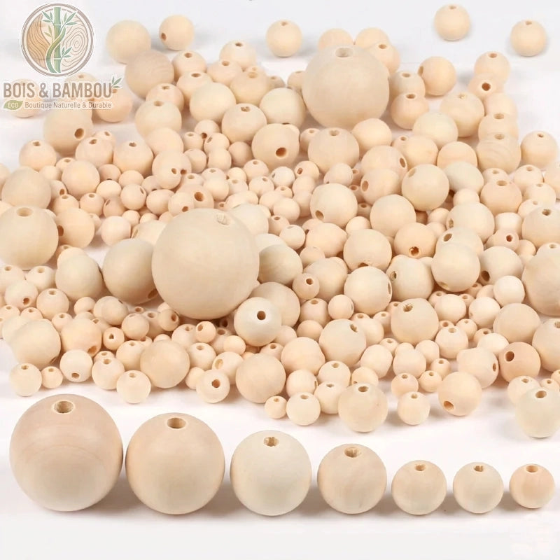 Perles en Bois Naturel, un vaste assortiment de perles sphériques en bois clair non traité de différentes tailles. L'image présente une multitude de perles en vrac en arrière-plan et une rangée ordonnée au premier plan montrant la progression des diamètres disponibles, idéales pour la création de bijoux ou le macramé.
