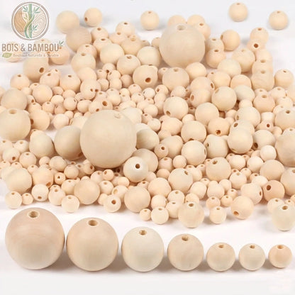Perles en Bois Naturel, un vaste assortiment de perles sphériques en bois clair non traité de différentes tailles. L'image présente une multitude de perles en vrac en arrière-plan et une rangée ordonnée au premier plan montrant la progression des diamètres disponibles, idéales pour la création de bijoux ou le macramé.