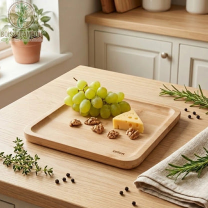 Petit Plateau Carré en Bambou 14x14 cm présenté avec des fruits du fromage et fleurs séchées sur fond ardoise