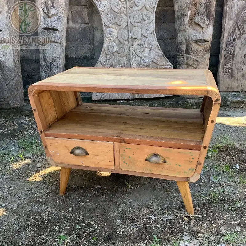 Petit meuble TV arrondi en bois recyclé à 2 tiroirs en situation extérieure