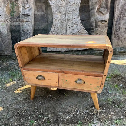 Petit meuble TV arrondi en bois recyclé à 2 tiroirs en situation extérieure