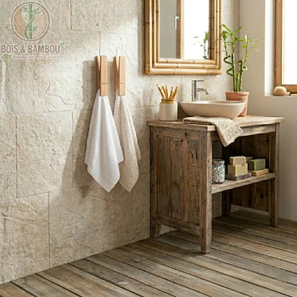 Pince à Linge Géante en Bois fixée au mur comme patère originale. Deux pinces en bois massif tenant des serviettes blanches dans une salle de bain au style rustique et naturel.