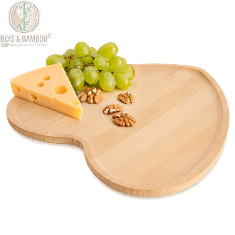 Plateau Cœur en Bambou 22 cm, vue plongeante sur fond neutre avec quelques raisins verts, bambou naturel non traité, forme cœur bien visible