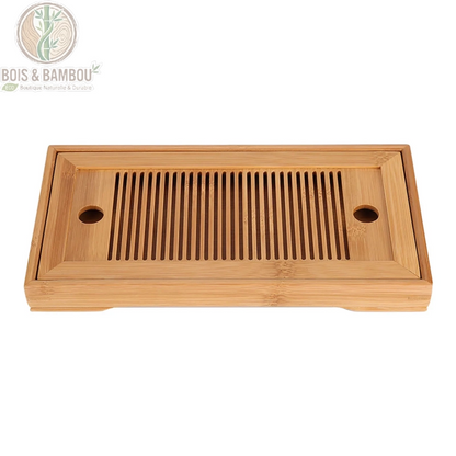 Plateau gongfu bambou vue 3/4, grille rainuree et reservoir integre visibles, Bois et Bambou Eco