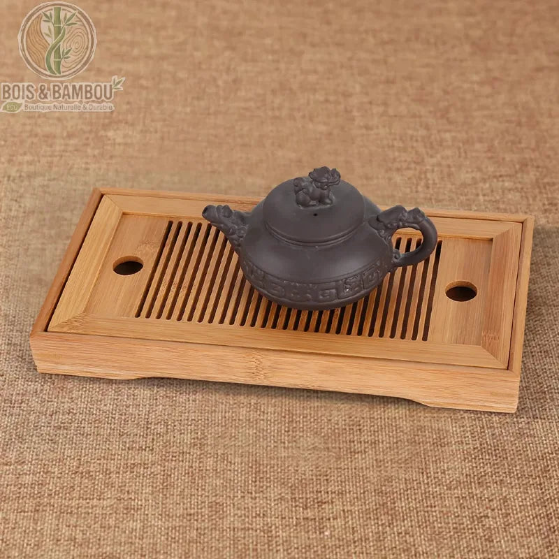 Plateau gongfu bambou avec theiere noire posee, scene de service a the lifestyle, Bois et Bambou Eco