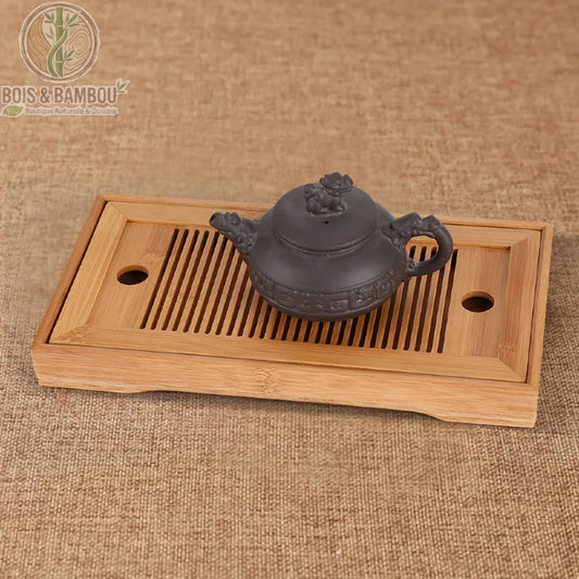 Plateau gongfu bambou avec theiere noire posee, scene de service a the lifestyle, Bois et Bambou Eco