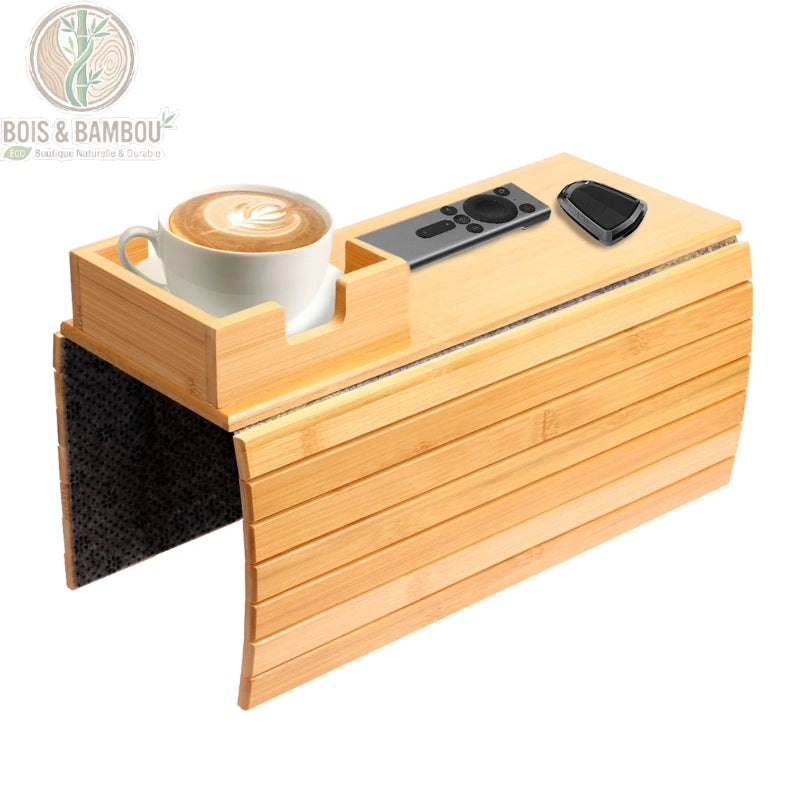 Plateau d accoudoir de canape en bambou 4. Plateau flexible en bambou naturel doté d'un rebord pour tasse de café et d'un espace plat accueillant une télécommande, sur fond blanc épuré.