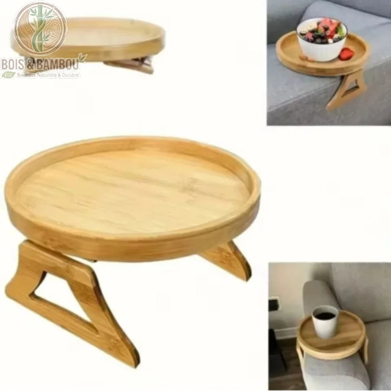 Plateau d accoudoir de canape en bambou rond. Présentation du plateau circulaire en bambou avec ses fixations réglables, illustré en utilisation sur un canapé avec un bol de fruits et une tasse.