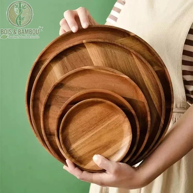 Plateau rond acacia massif empile en 5 tailles tenu en main, Bois et Bambou Eco