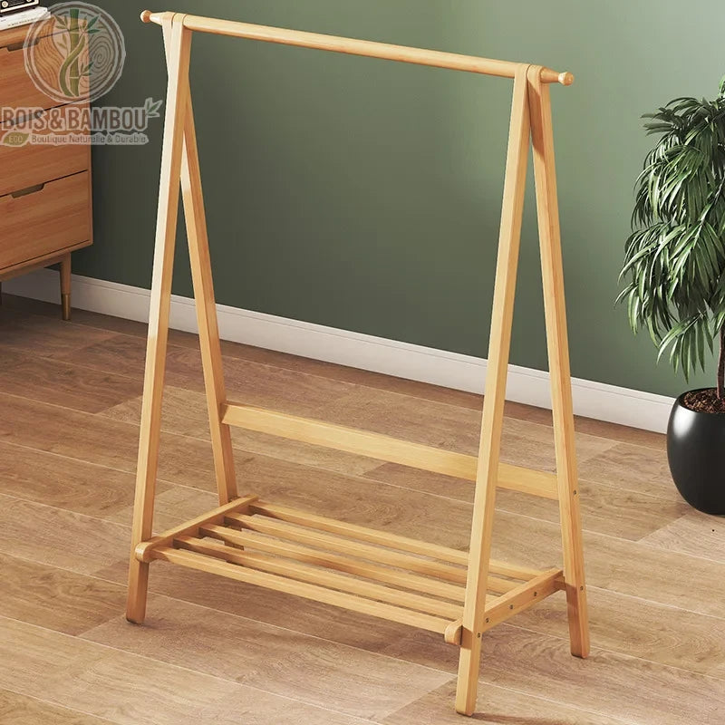 Portant à Vêtements en Bambou descriptif. Portant à vêtements minimaliste en bambou avec structure en A, barre de penderie et étagère à lattes basse, disposé dans un intérieur moderne et zen.