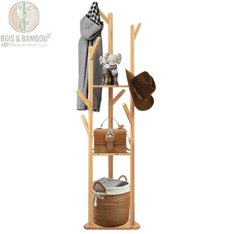 Porte-Manteau Debout en Bois. Un portant vertical en bois clair avec de multiples branches pour suspendre vêtements et chapeaux, intégrant deux petites tablettes et un panier tressé.
