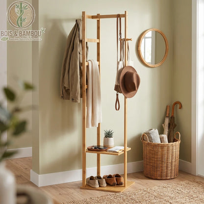 Porte Manteau En Bambou d'Angle. Porte-manteau d'angle en bambou avec étagère et crochets, décoré de vêtements et accessoires dans une entrée zen avec miroir rond et panier en osier.