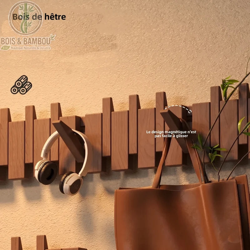 Porte Manteau Piano descriptif. Porte-manteau mural en bois de hêtre au design de touches de piano, avec des crochets rabattables magnétiques supportant un casque et un sac en cuir.