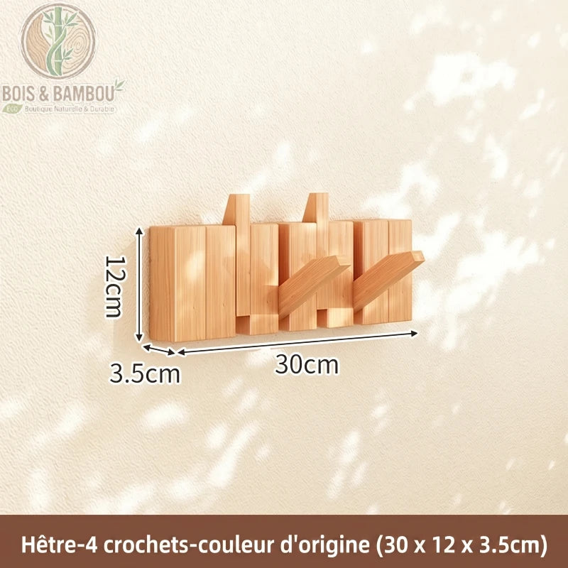 Porte Manteau Piano hetre claire 4 crochets. Un porte-manteau mural de 30 cm en bois de hêtre naturel avec 4 crochets rabattables, affichant ses dimensions précises sur un mur ensoleillé.
