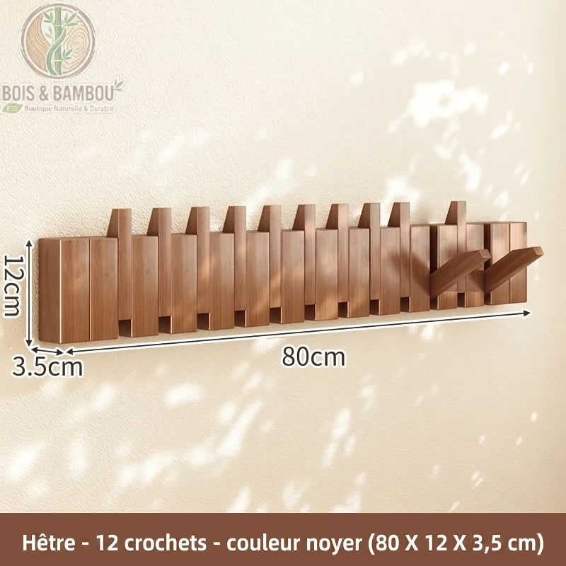 Porte Manteau Piano hetre fonce 12 crochets. Un porte-manteau mural de 80 cm en bois de hêtre couleur noyer avec 12 crochets rabattables, affichant ses dimensions sur un mur ensoleillé.