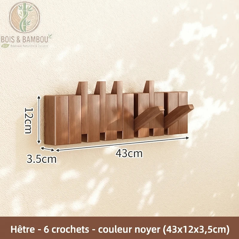 Porte Manteau Piano hetre fonce 6 crochets. Un porte-manteau mural de 43 cm en bois de hêtre couleur noyer avec 6 crochets rabattables, affichant ses dimensions sur un mur ensoleillé.