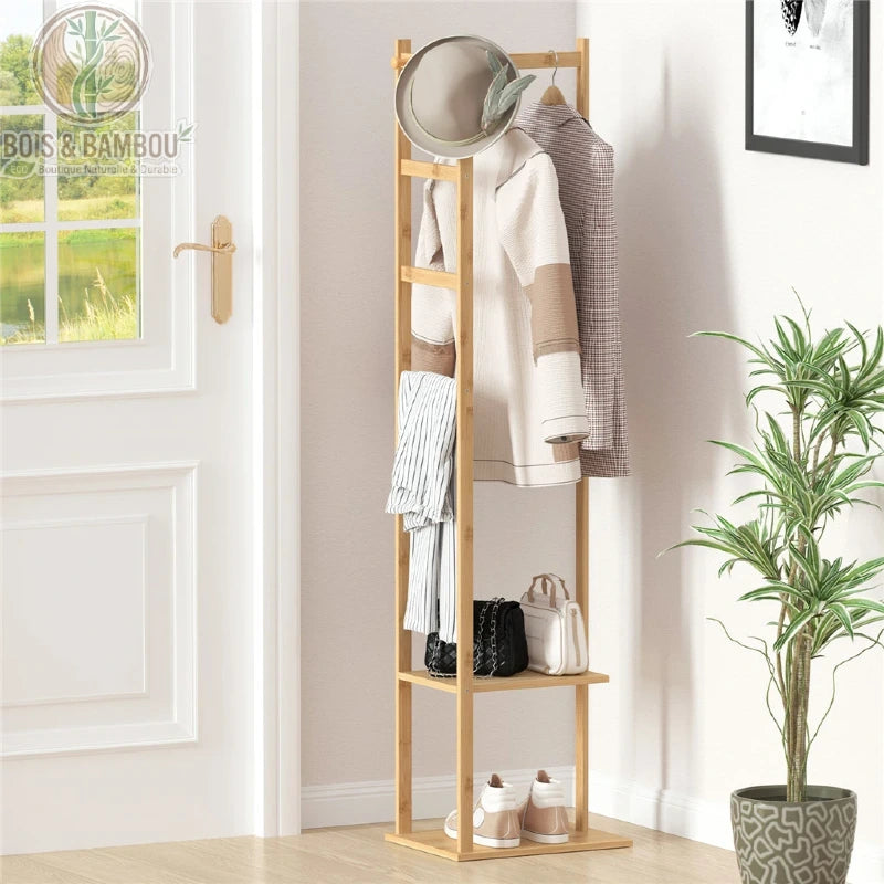 Porte-Manteau d'Angle en Bambou. Un vestiaire d'angle fin en bois clair avec une tringle supérieure, des barreaux latéraux et des étagères pour chaussures et sacs dans une entrée.