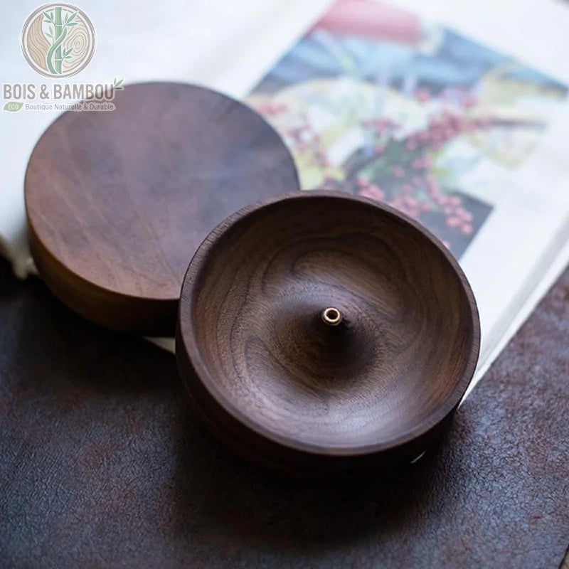 Porte-encens rond en noyer noir, un élégant ensemble composé d'un socle concave et d'un couvercle plat en bois de noyer aux veinures sombres, doté d'un insert central discret en laiton pour maintenir le bâtonnet d'encens.