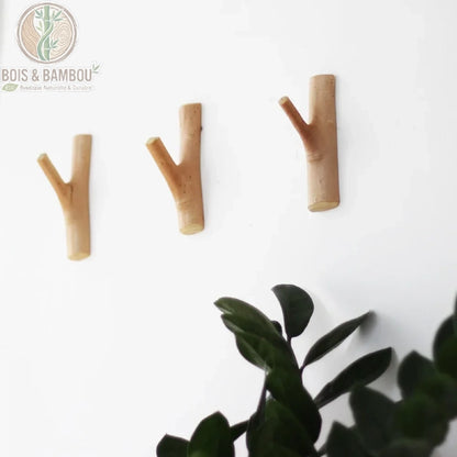 Porte-manteau mural en bois massif : lot de trois patères artisanales en forme de branches naturelles. Un design organique et minimaliste pour une décoration d'entrée authentique.