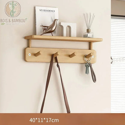Porte manteau mural créatif en bambou dimension 40 11 17 claire : étagère en bois clair avec quatre crochets, ornée d'un sac, de clés et d'objets de décoration épurés.
