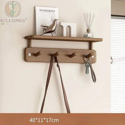 Porte manteau mural créatif en bambou dimension 40 11 17 marron : étagère murale en bois avec 4 crochets, sac et clés suspendus, décorée d'un oiseau et d'un diffuseur dans un style zen épuré.