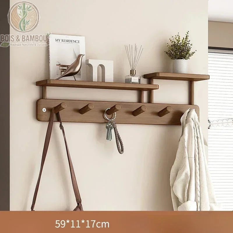 Porte manteau mural créatif en bambou dimension 59 11 17 marron : grande étagère en bois avec cinq crochets, sac, clés et veste, décorée d'une plante et d'objets zen dans un intérieur moderne.
