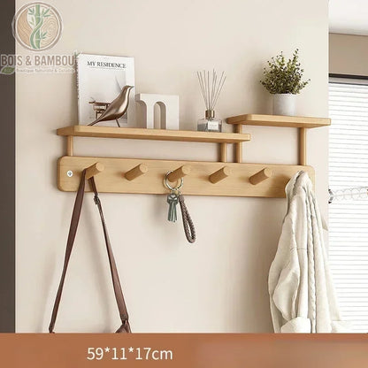 Porte manteau mural créatif en bambou dimension 59 11 17 : étagère en bois clair avec 5 crochets, sac et veste suspendus, décorée d'une plante et d'objets zen, tel que vu sur l'image fournie.