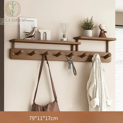 Porte manteau mural créatif en bambou dimension 79 11 17 marron : grande étagère avec sept crochets supportant sac, clés et veste, ornée d'une plante et d'objets déco zen .