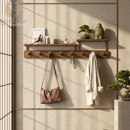 Porte manteau mural créatif en bambou situation 1 : étagère en bois avec crochets supportant un sac et une veste, décorée d'un bonsaï et d'objets zen dans une entrée lumineuse.