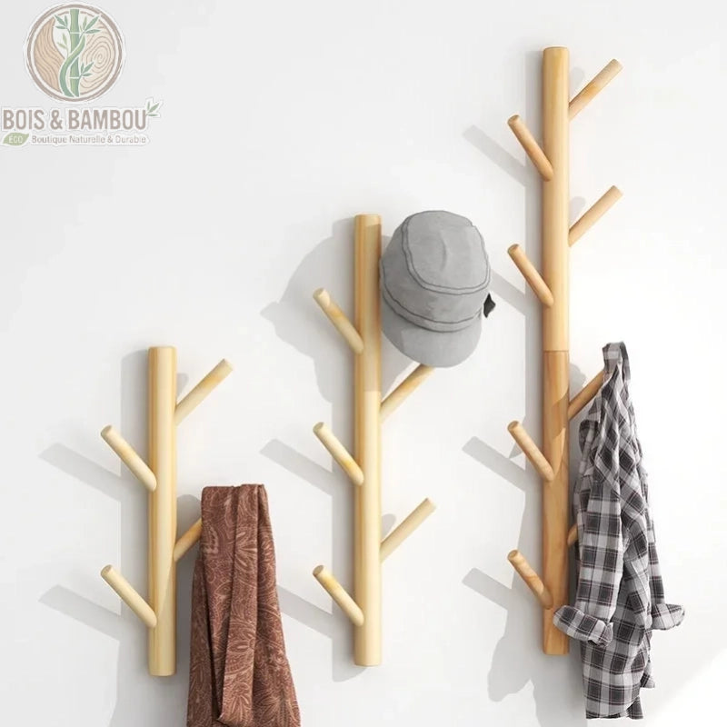 Porte manteau mural en bambou modele 4 6 8 crochets situation 2. Présentation des trois formats de patères en bambou fixés au mur, accueillant une écharpe, une casquette et une chemise à carreaux.
