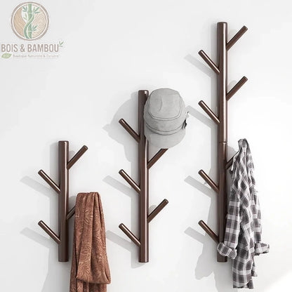 Porte manteau mural en bambou modele 4 6 8 crochets situation 3. Les trois versions du support mural en bambou teinté marron foncé, décorés d'une écharpe, d'une casquette et d'une chemise.