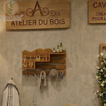 Porte manteau mural en bois massif avec etagere situation. Meuble d'entrée combinant étagères en escalier décorées et patères supportant clés, écharpe et chapeau sous une enseigne en bois gravée.
