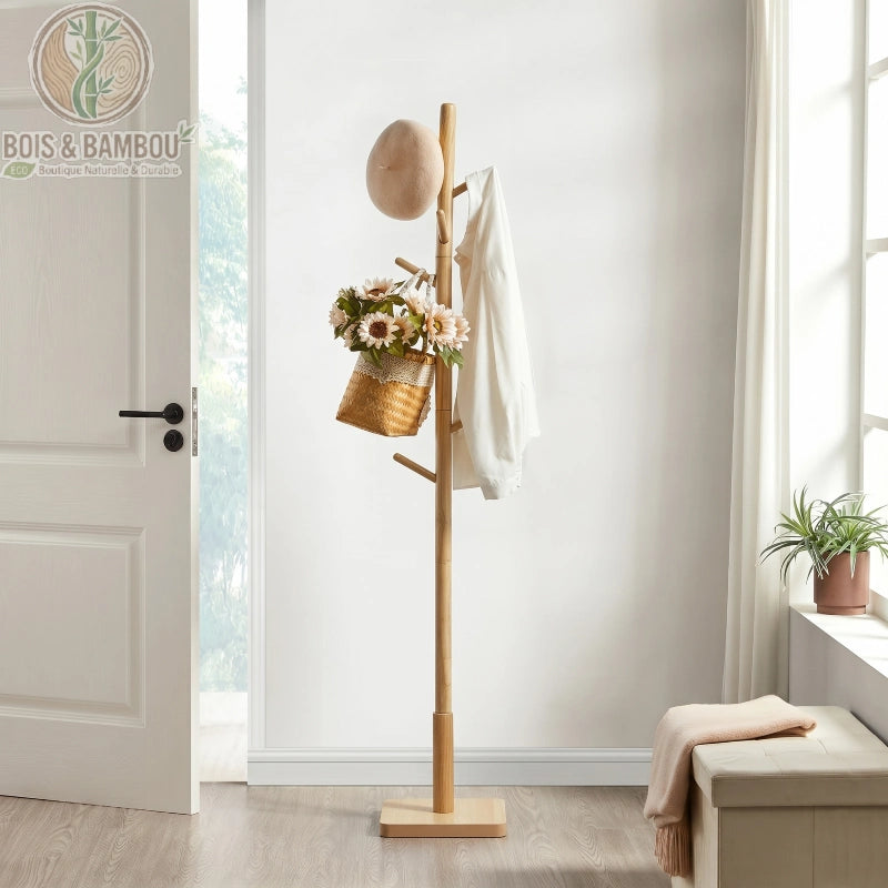 Porte-manteau sur pieds en bois d'hévéa : valet de pied au design scandinave avec plusieurs branches pour suspendre vêtements et accessoires. Robuste et élégant pour une entrée épurée.