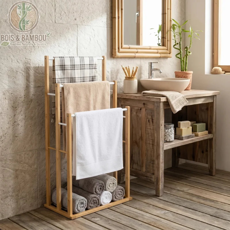 Porte-serviettes en Bambou à trois niveaux avec serviettes suspendues et rangées. Structure naturelle dans une salle de bain zen avec lavabo en pierre et décor en bois chaleureux.