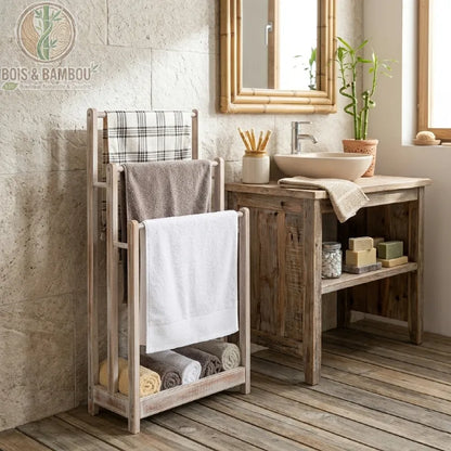 Porte-serviettes en Bois de Sapin avec trois barres et étagère basse. Design rustique et écologique dans une salle de bain naturelle avec serviettes blanches et brunes.