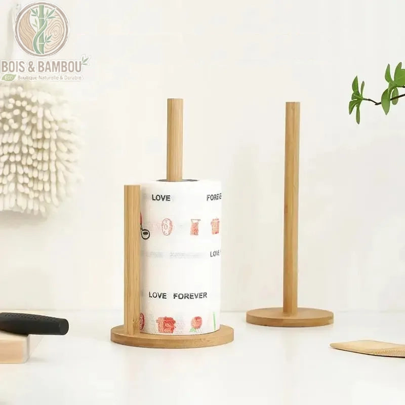 Porte-serviettes vertical en bois de bambou. Deux porte-essuie-tout en bambou clair, l'un avec un rouleau de papier imprimé et l'autre vide, posés sur une surface blanche épurée.