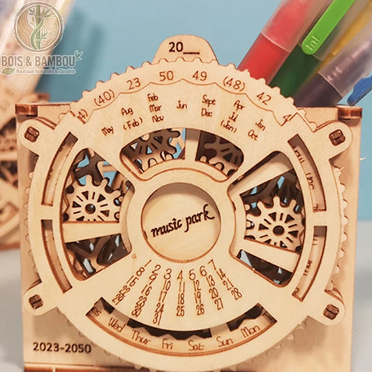 Détail du mécanisme à engrenages du calendrier perpétuel en bois music park