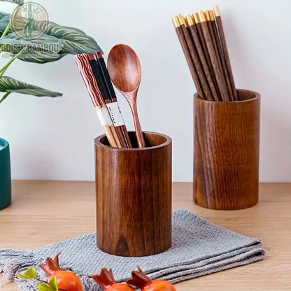 Porte-ustensiles bois cylindrique rempli de baguettes et cuillere sur plan de travail avec plante, Bois et Bambou Eco